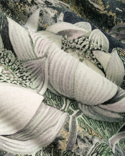 Botaniczny-wzór-z-kwitnącymi-lotosami-na-ciemnym-tle-w-grafice-Wonderwall-Cassiopeia.jpg