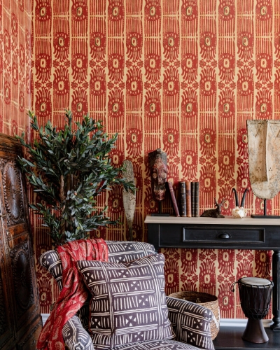 Tapeta-MINDTHEGAP-THE-CURATOR'S-CABINET-TRIBAL-IKAT-Lava-Red-WP30114.jpg