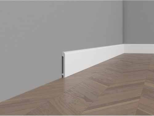 Biała-listwa-przypodłogowa-Mardom-Decor-w-łazience.jpg