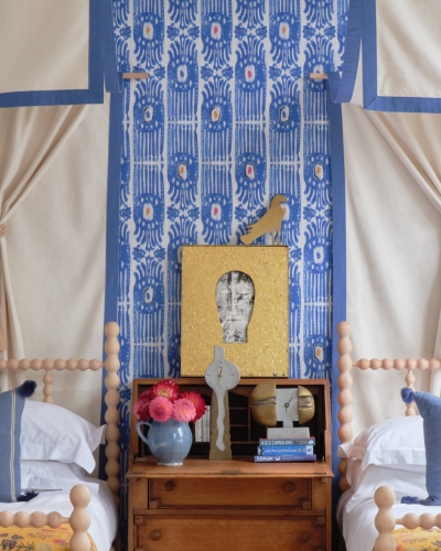 niebieska-tapeta-ikat-pasy-ornament-mindthegap.jpg