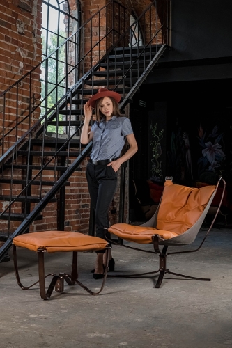 Fotel ARNI LOW z podnóżkiem pomarańczowy - ekoskóra, miedz