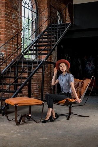 Fotel ARNI LOW z podnóżkiem pomarańczowy - ekoskóra, miedz