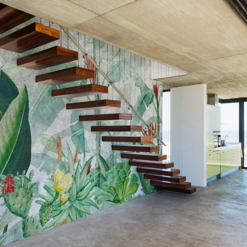 Tapeta-na-wymiar-Wall-Art-Rainforest-Vivid-na-tle-schodów.webp