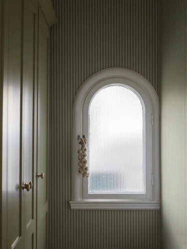 Tapeta-dekoracyjna-Borastapeter-Mölle-Stripe-5734-na-korytarzu.webp