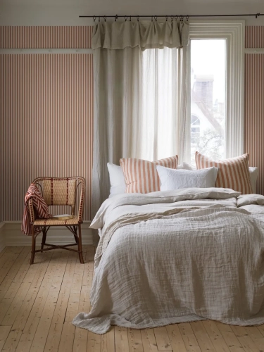 Tapeta-dekoracyjna-Borastapeter-Mölle-Stripe-5736-w-sypialni.webp