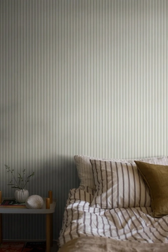 Tapeta-dekoracyjna-Borastapeter-Mölle-Stripe-5737-w-sypialni.webp