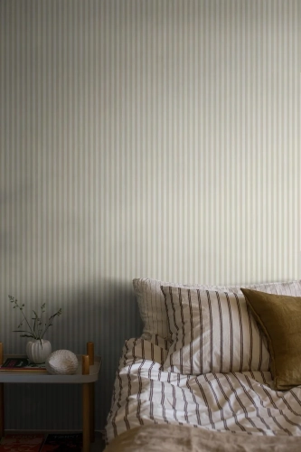 Tapeta-dekoracyjna-Borastapeter-Mölle-Stripe-5739-w-sypialni.webp