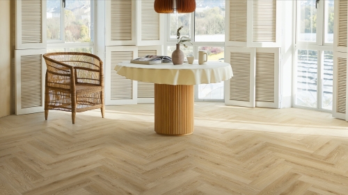 Pogloga-winylowa-Multicontract-MG-001-HB-Valley-Oak-w-salonie.jpg