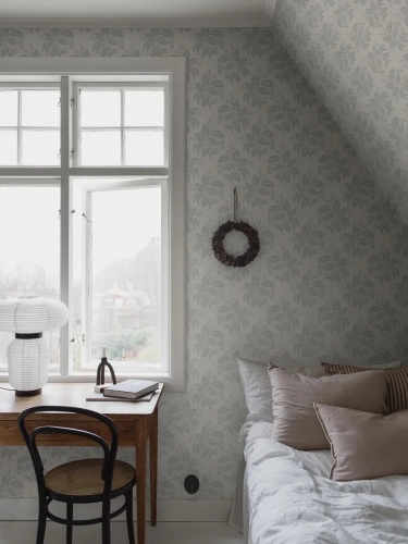 tapeta-bialo-szary-ornament-borastapeter-tengbergska-8058-sypialnia.webp