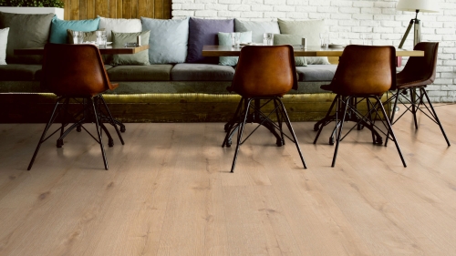 Podłoga winylowa ter Hürne Pro Dąb Lübeck  Długa deska wizualizacja salonu