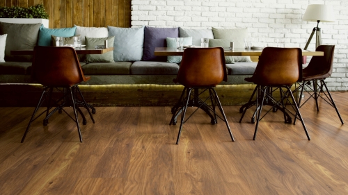 Panele laminowane ter Hurne Grand Edition Kasztan Wine Bodega Długa deska wizualizacja salonu