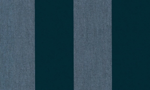 Tapeta Arte Flamant Les Rayures 18115 Velvet w szerokie niebieskie pasy z tkaninową strukturą.
